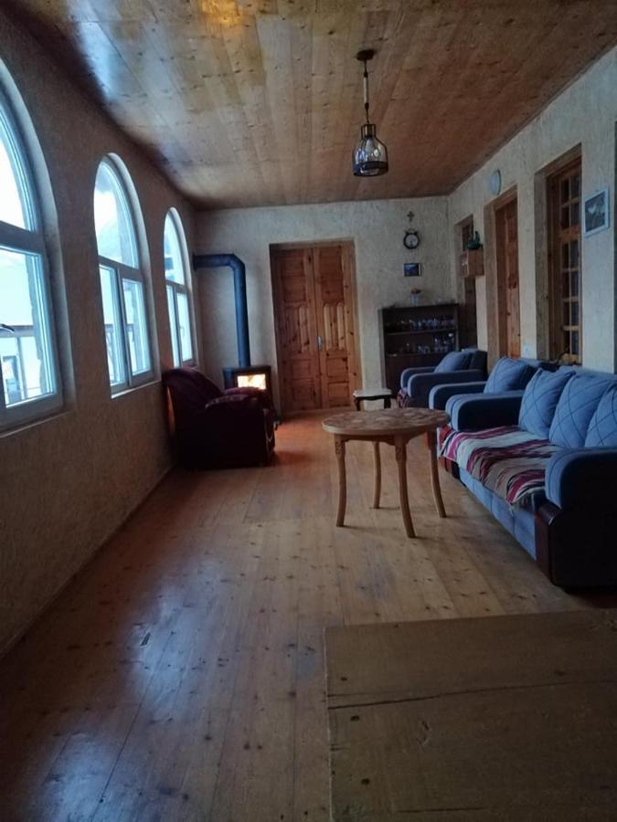 Irma Beso & Aleko Khergianis Guesthouse Mestia Extérieur photo