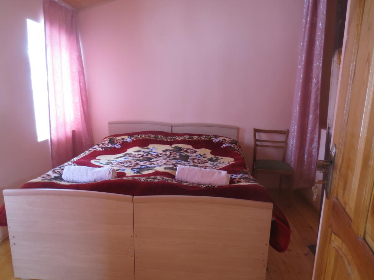 Irma Beso & Aleko Khergianis Guesthouse Mestia Extérieur photo